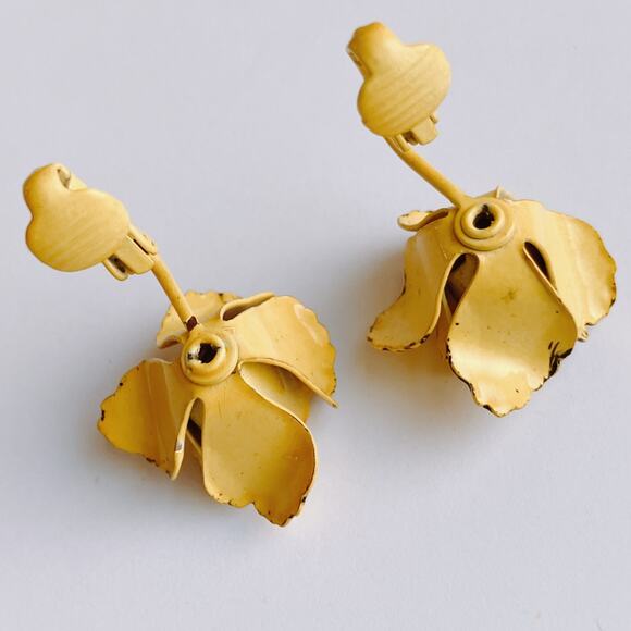 VTG Mid Century Clip On Earrings Yellow Enamel Flower 1950s Mod Retro Colorful - Picture 9 of 10